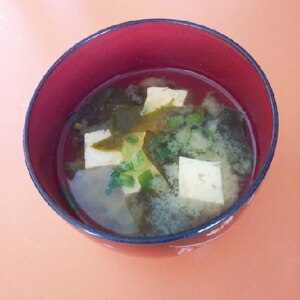 和食の定番！豆腐とワカメの味噌汁